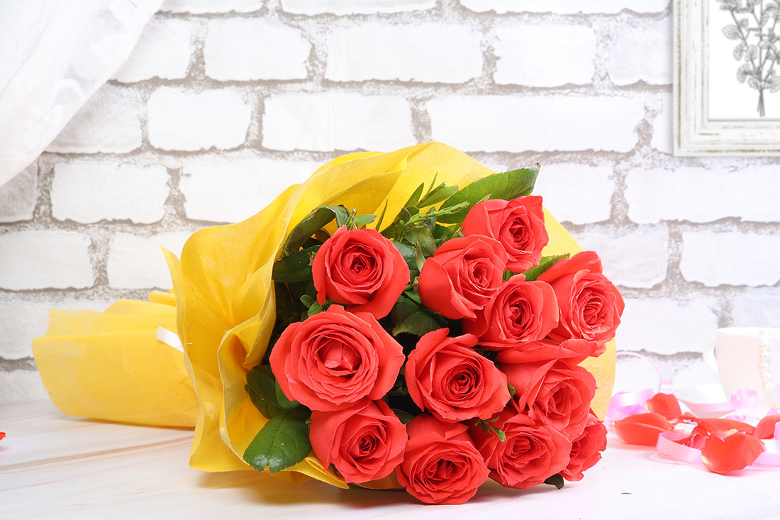Send Rose Bouquet With Yellow Gift Set