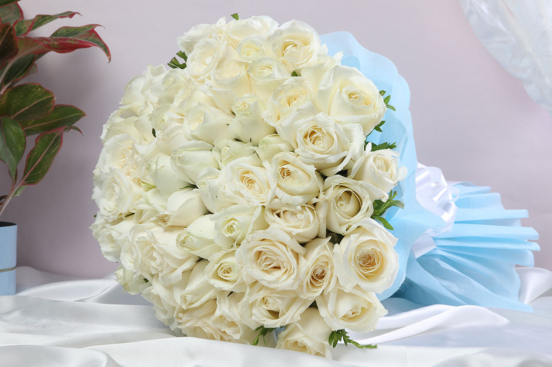 Send Bouquet of 100 White Roses Online