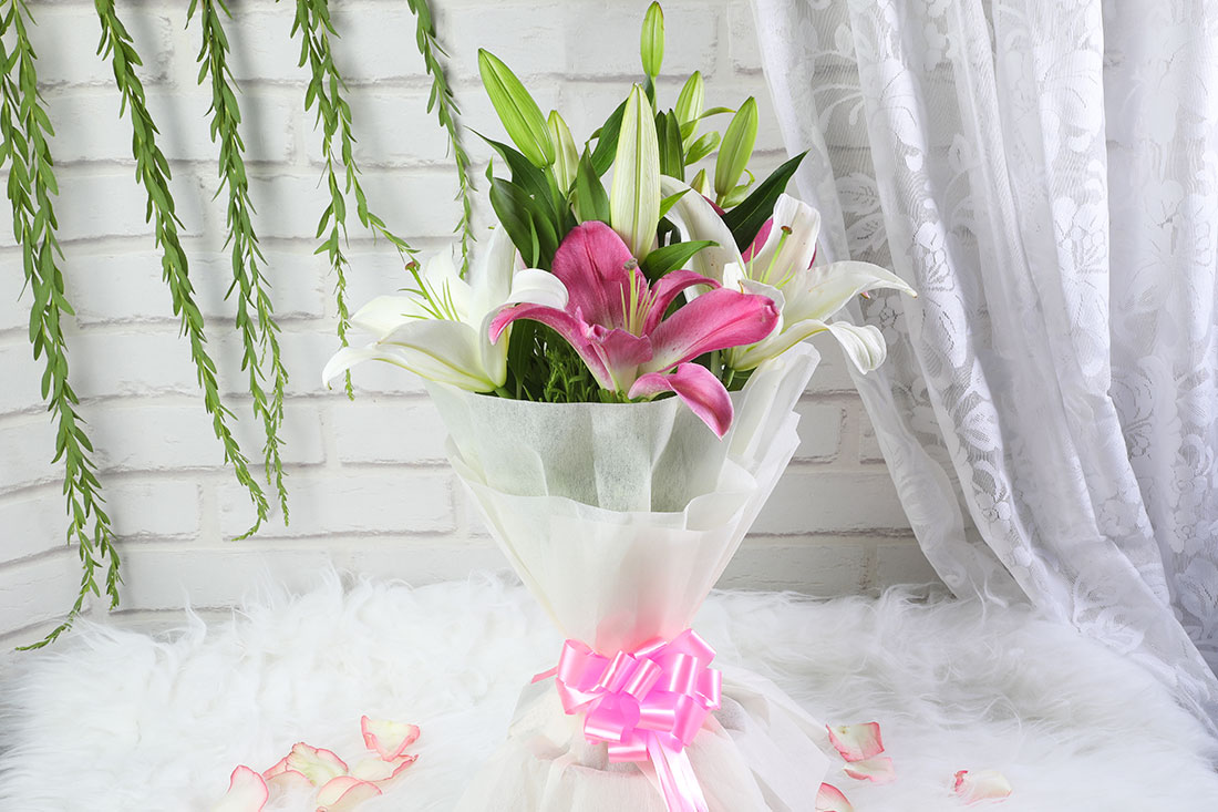 Send Blissful charming lilies Online