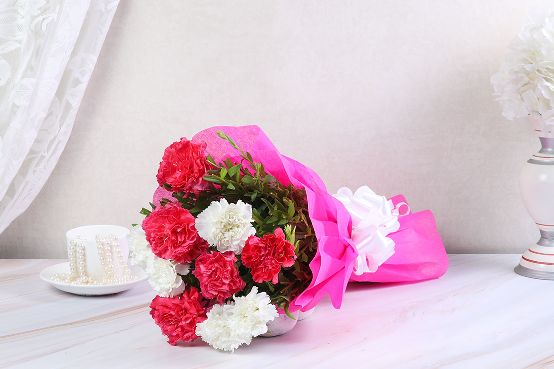 Order Red And White Rose Gift Bouquet Delivery in India Online
