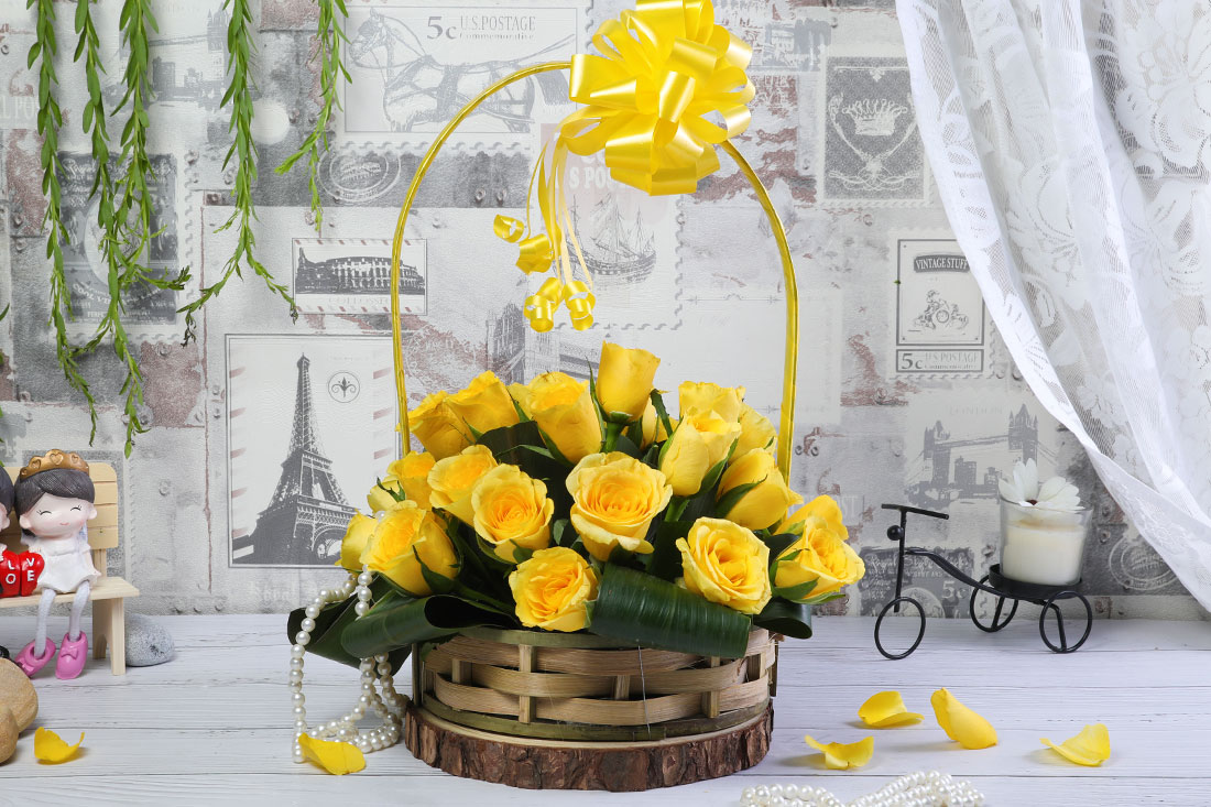 20 Yellow Roses in a Basket: Send Online