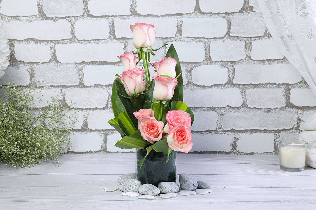 10 Pink Roses in a Glass Vase: Order Online