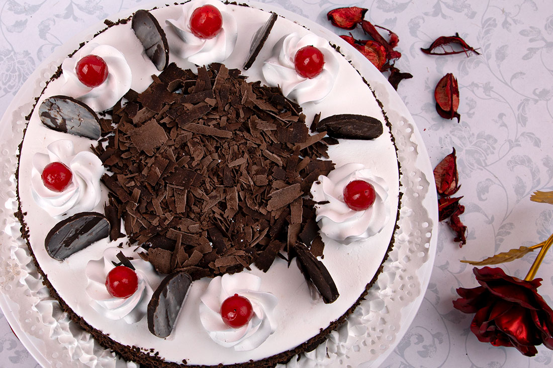 Send Round Black Forest Cake With Choco Chips Online