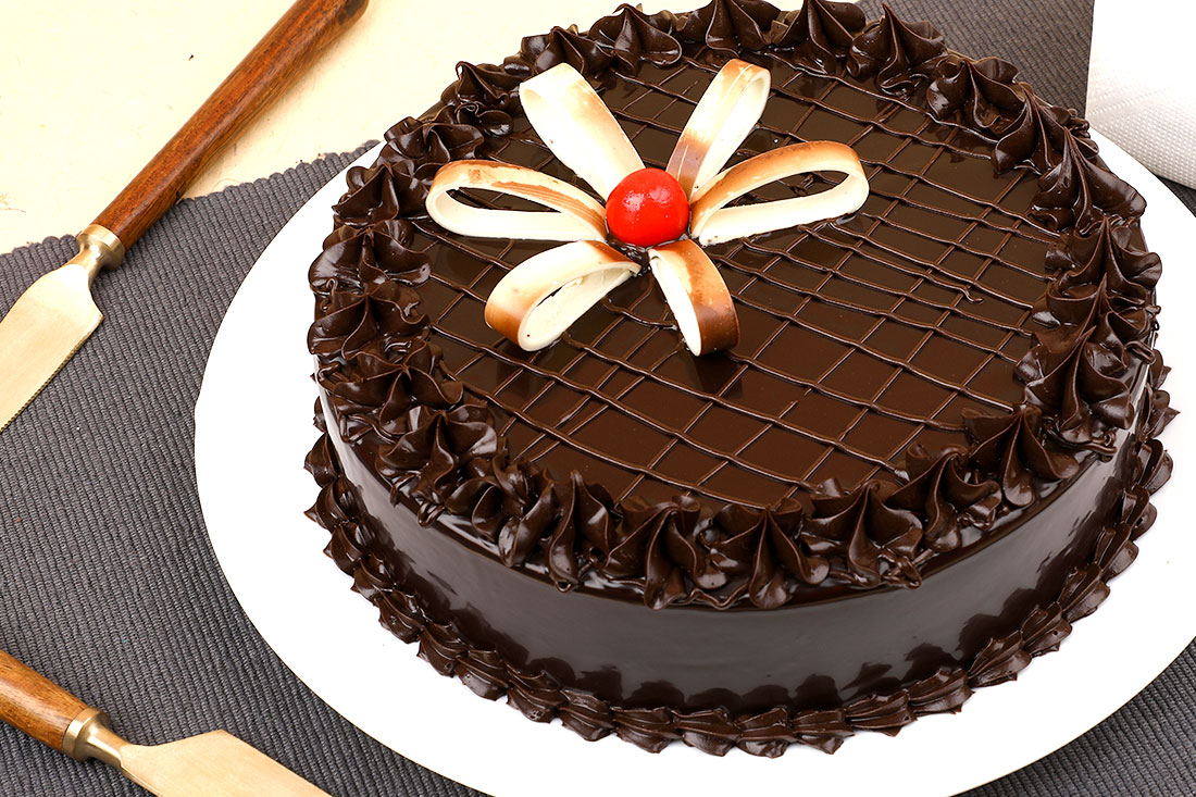 Chocolate Cake With Flower Decor: Delivery Across India