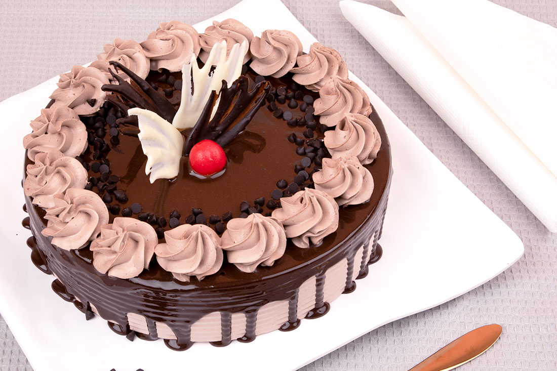 Order Round Creamy Eggless Chocolate Truffle Cake Online