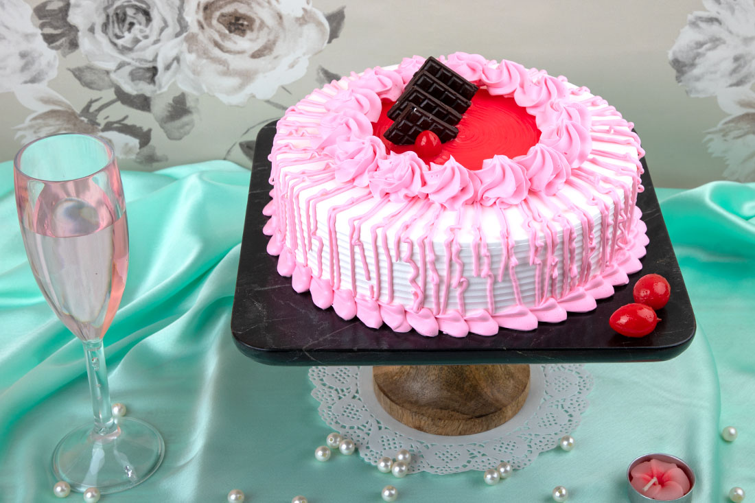 Send Strawberry Scrumptious Cake Online