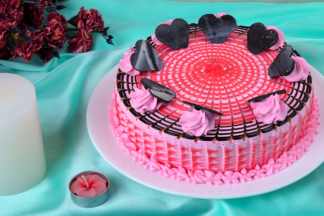 Buy Strawberry Cake with Hear Shaped Chocolate Chip on Top Online