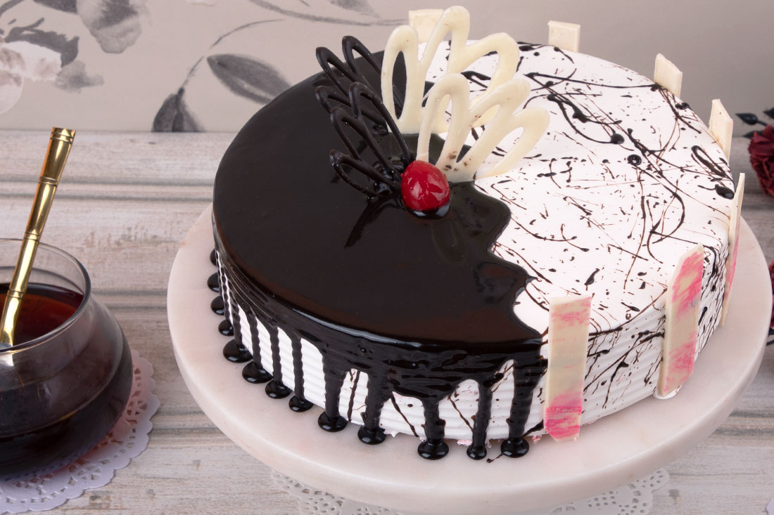 Choco Vanilla Duo Cake: Eggless