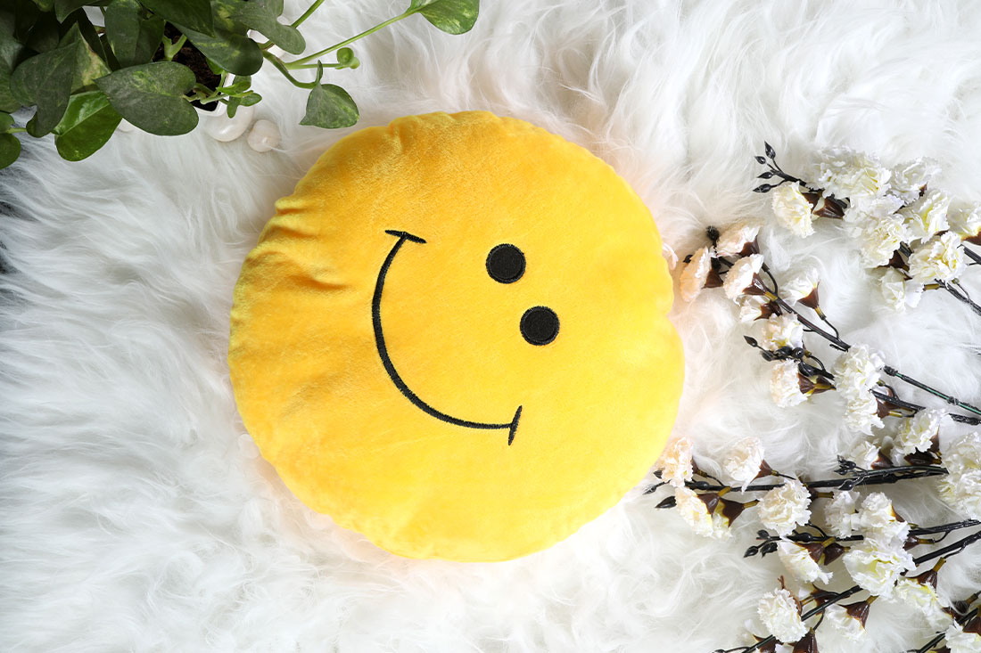 Send Smiley yellow pillow Online