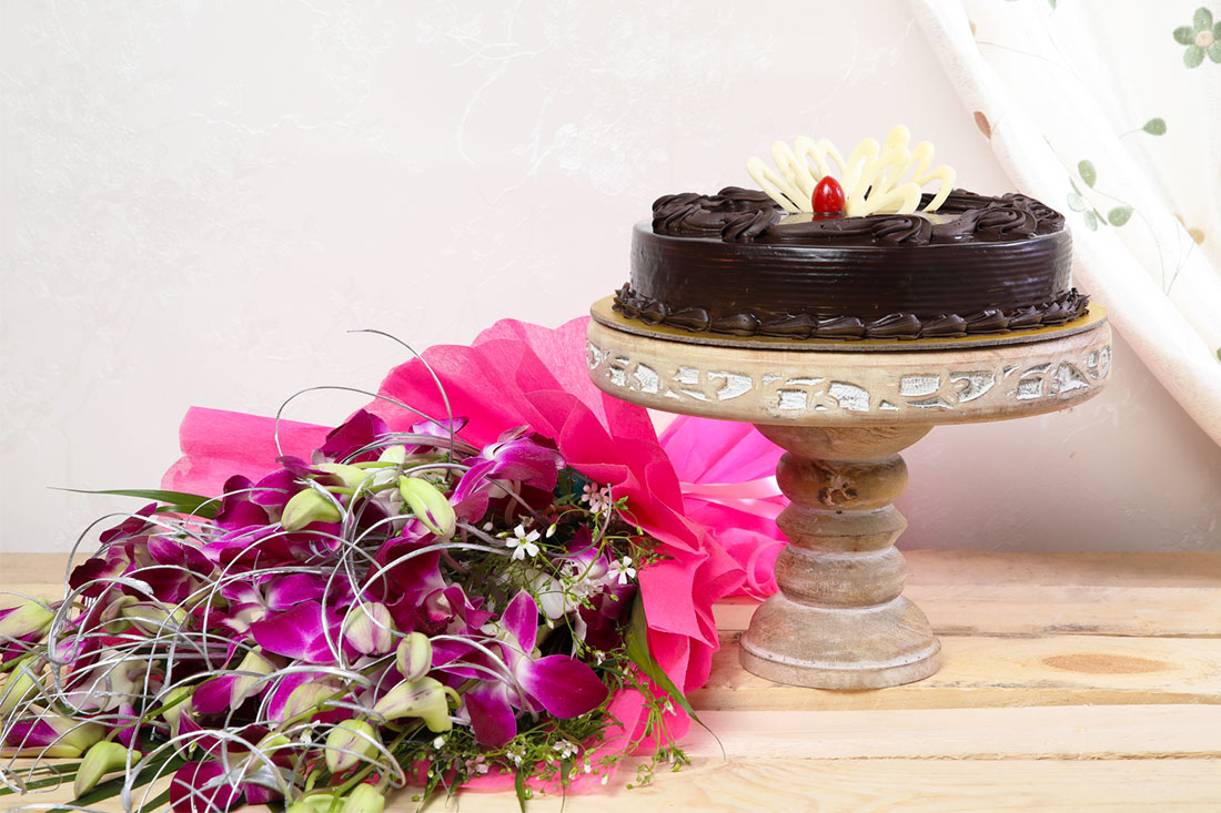 Buy Tempting Cake & Floral Combo