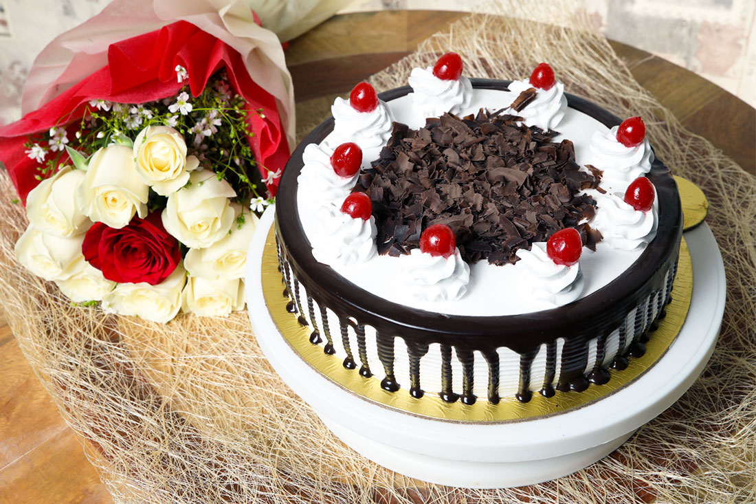 Eye Pleasing Floral Cake Combo Buy Online