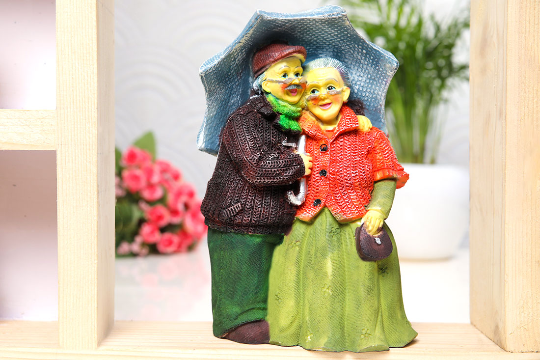 Handcrafted Old Age Love Couple Decorative Showpiece Statue for Home  Decoration Living Room Bedroom Birthday Wedding