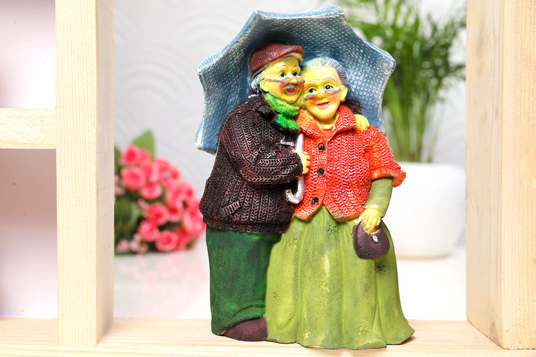 Cute Old Romantic Couple Statue