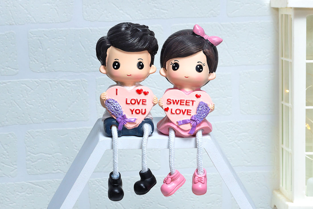 Adorable Sweet Couple Showpiece