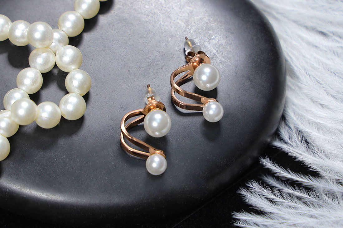 Classy Spiral Pearl Stud