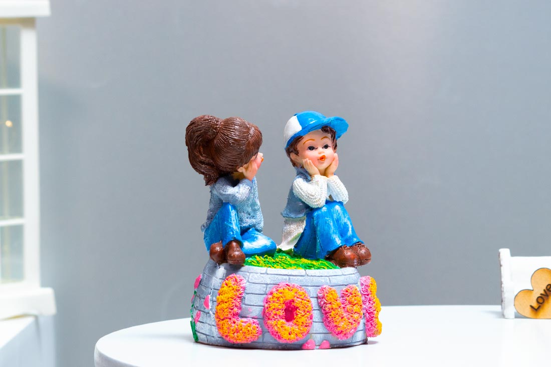 Cute Sitting Couple Statue