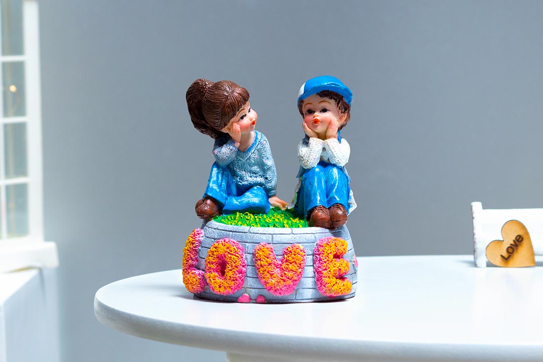 Cute Sitting Couple Statue Send Now