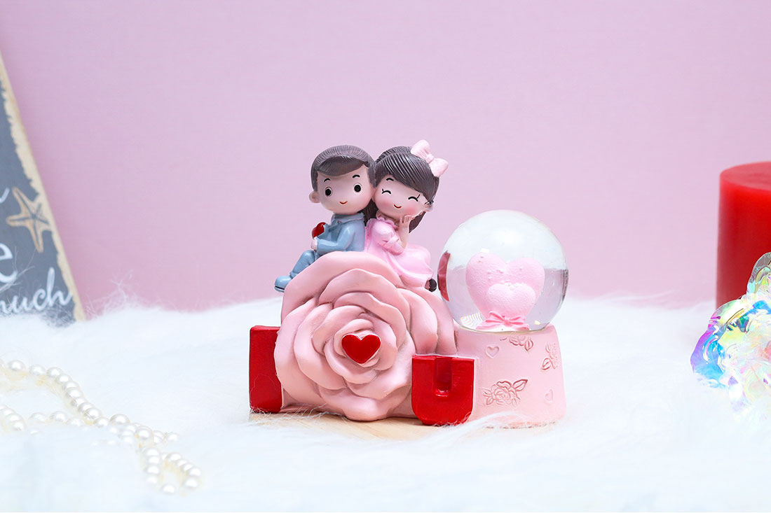 Order Snowball of Love Showpiece Online