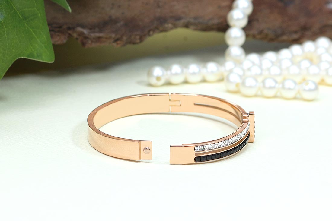 Unique Styled Black N White Bracelet