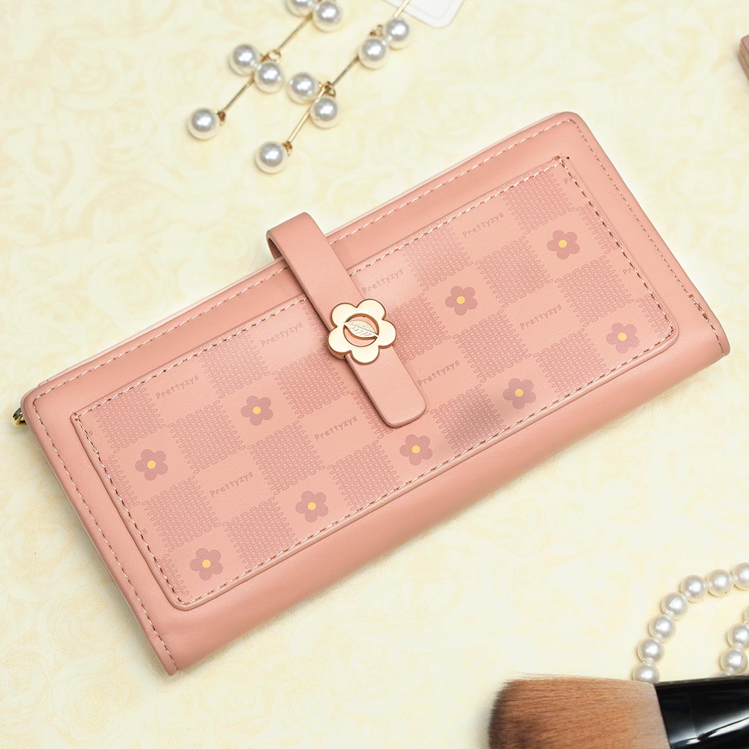 Effortlessly Organized Single-Compartment Clutch