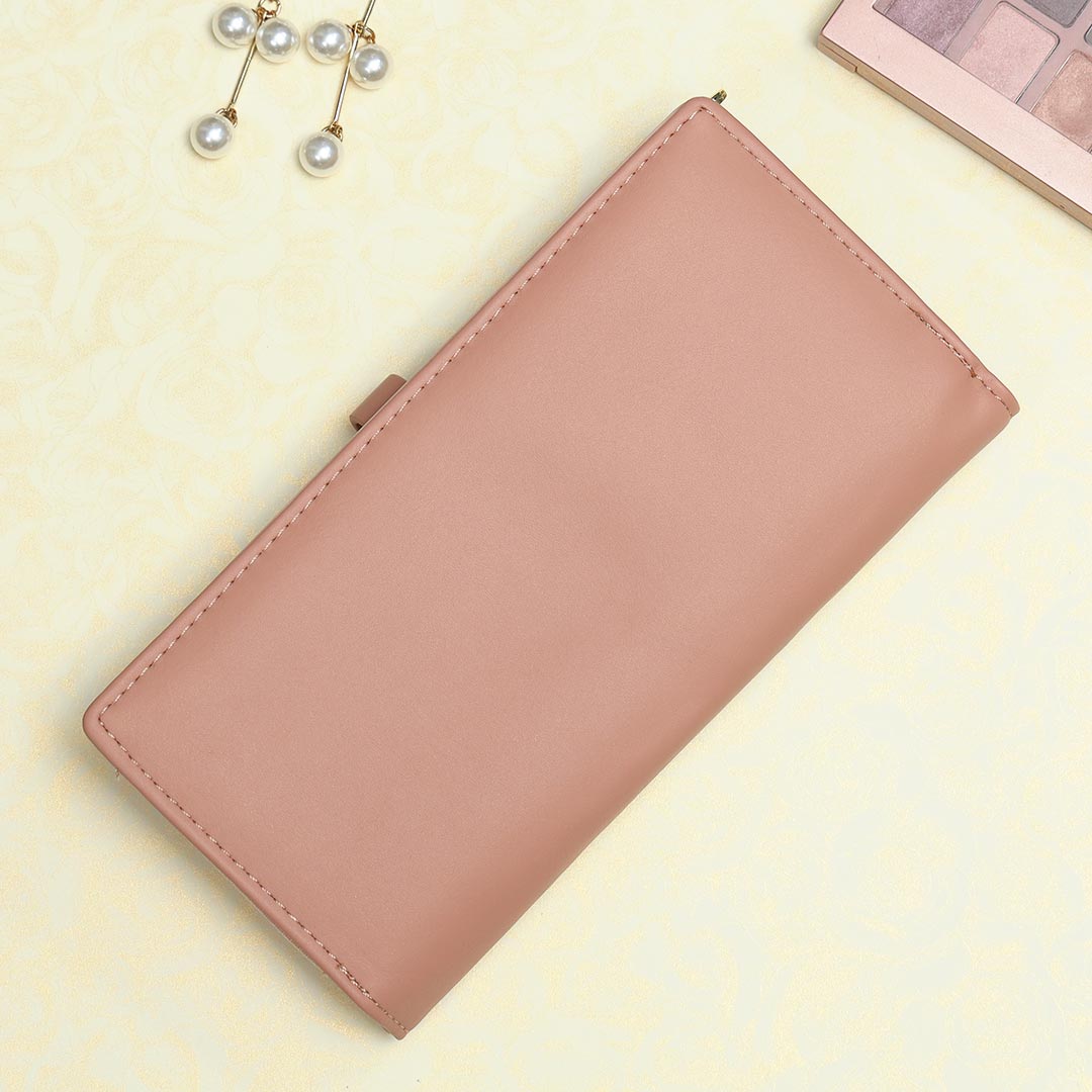 Effortlessly Organized Single-Compartment Clutch